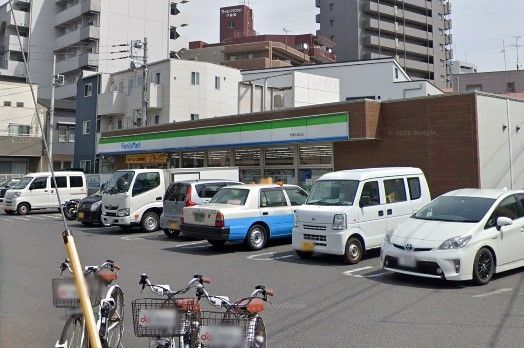 【周辺】　ファミリーマート板橋大谷口店 徒歩6分。 450m