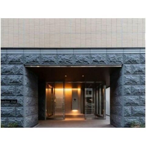 �y�G���g�����X�z�@