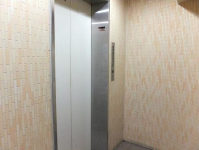 �y���̑��ݔ��z�@�G���x�[�^�[