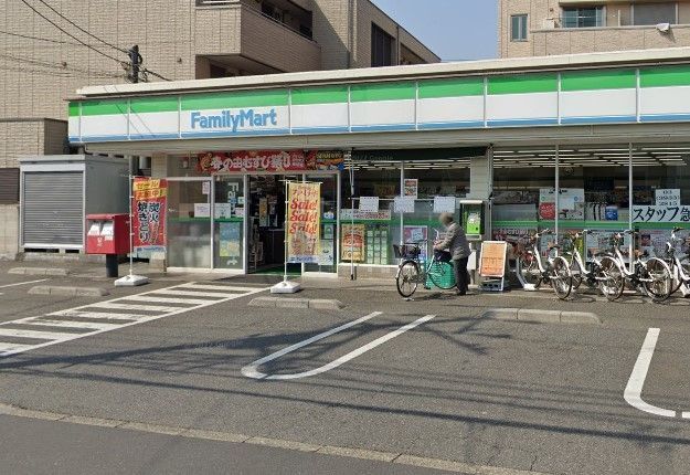 �y���Ӂz�@�t�@�~���[�}�[�g����O���ړX �k��3���B 230m