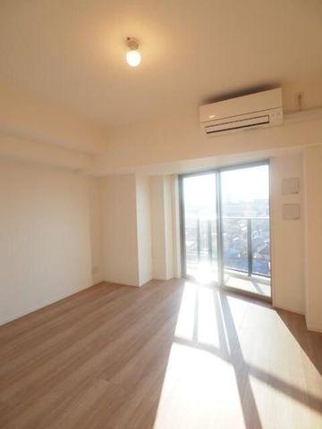 �y�n�}�z�@